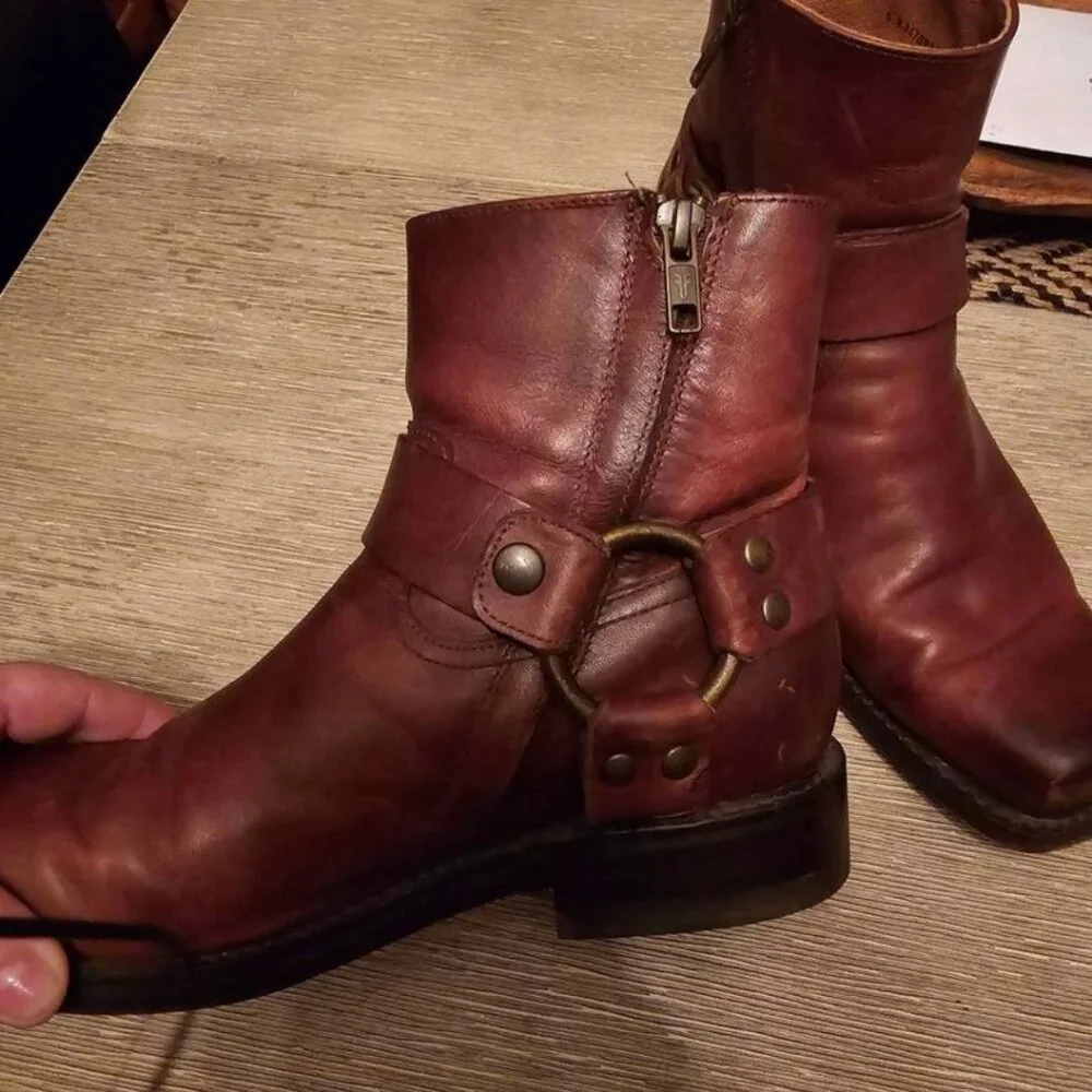 Size 6 Frye Brand leather boot w inside zipper - Picture 2 of 5
